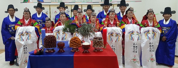 ▲ 한범덕 청주시장은 15일 강내면 한 식당에서 대한노인회 흥덕청원구지회에서 추진하는 어르신 전통혼례 ‘회혼례’에 참석해 8쌍의 부부와 100여 명의 하객에게 존경과 축하의 마음을 전했다. ⓒ박근주 기자