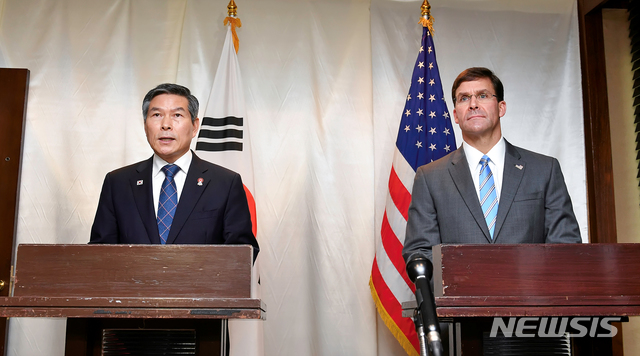 ▲ 정경두 국방부 장관과 마크 에스퍼 미국 국방부 장관이 17일 태국 방콕 아바니 리버사이트 호텔에서 공동 기자회견을 열고 이달 중 예정된 한미 연합공중훈련을 전격 연기하기로 결정했다고 밝혔다. ⓒ뉴시스