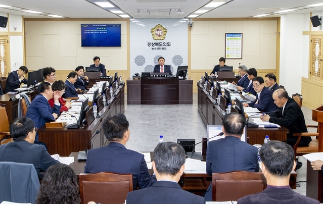 ▲ 경북도의회 농수산위원회(위원장 이수경)가 지난 15일부터 본청 실국에 대한 강도 높은 행정사무감사를 펼치며 집행부를 긴장시켰다.ⓒ경북도의회