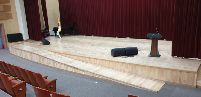 ▲ 영천시교육문화센터(소장 최경희)가 우석홀에 무대 경사로를 설치해 이용 편의를 도모했다.ⓒ영천시