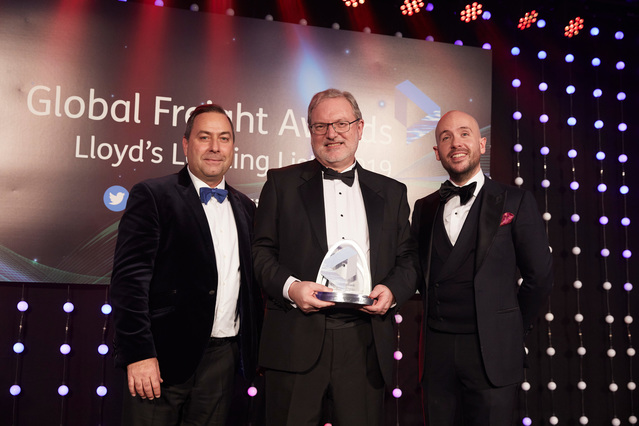 ▲ 피터 리비(Peter Livey) 현대상선 구주본부 영국 영업담당 임원(가운데)이 ‘Lloyd’s Loading List Global Freight Awards 2019’에서 ‘환경부문 최우수선사’ 시상 이후 기념 촬영을 하고 있다.ⓒ현대상선