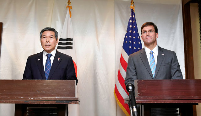 ▲ 지난 17일 태국 방콕에서 회담을 가진 뒤 기자회견을 하는 정경두 국방장관과 마크 에스퍼 미국 국방장관. ⓒ국방부 제공.