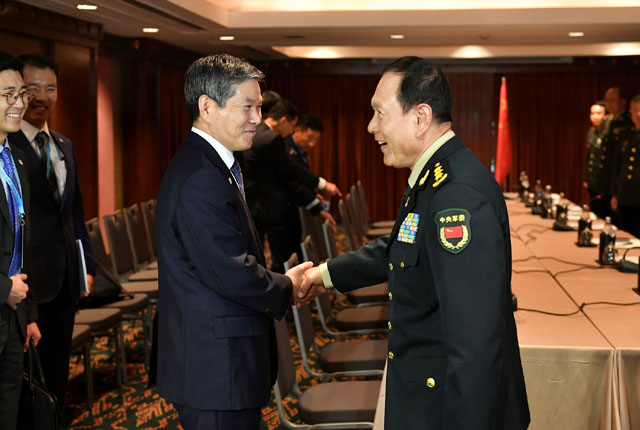 ▲ 악수하는 정경두 국방장관과 웨이펑허 중국 국방부장. ⓒ국방부 제공.