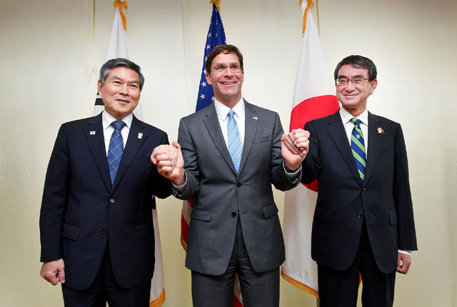 ▲ 삼자 회담을 한 뒤 손을 맞잡고 포즈를 취한 한미일 국방장관들. ⓒ국방부 제공.