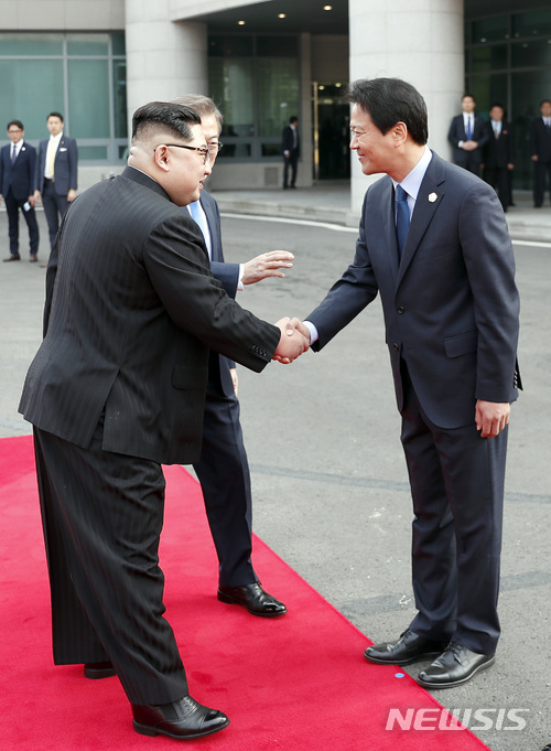 ▲ 지난 2018년 판문점에서 열린 남북 정상회담 당시 김정은과 임종석 비서실장이 악수하고 있다. ⓒ뉴시스