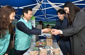 ▲ 15일 오후 광화문 교보생명 본사에서 열린 ‘함께하는 나눔 캠페인’ 자선 바자회에서 윤열현 교보생명 사장이 자사 임직원들이 기부한 물품을 판매하고 있다.ⓒ교보생명