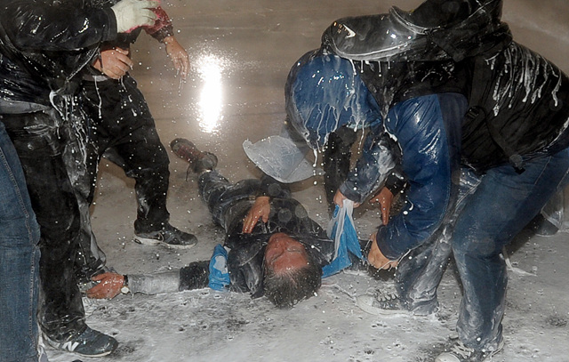 ▲ 2015년 11월 14일 서울 광화문에서 열린 민중총궐기대회에서 물대포를 맞고 쓰러져있는 고 백남기씨. ⓒ뉴시스