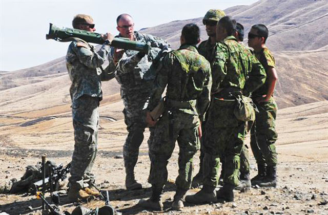 ▲ 美육군과 日육상자위대 병사들의 연합훈련 모습. 미군은 일본의 방위력 향상을 위해 미국원정훈련을 돕고 있다. ⓒ美국방부 제공.