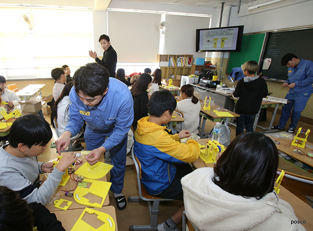 ▲ 지난 14일 송림초등학교에서 진행된 주니어 공학교실에서 아이들이 철 재활용 장치를 만들어보는 실습에 참여하고 있다.ⓒ포스코