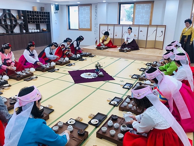 ▲ 국 관광객들이 모명재 한국전통문화체험관을 방문해 다도체험을 하고 있다.ⓒ수성구