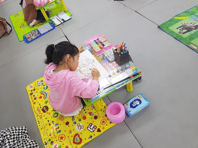 ▲ 상상화분야에 참가한 유치원생이 그림을 그리고 있다.ⓒ대구한의대