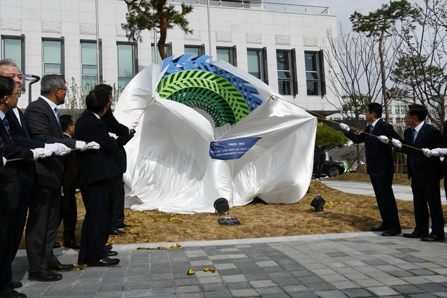 ▲ 도기윤 본부장은 “경북농협은 도청신도시 시대 개막을 시작으로 도정 파트너로서의 위상 제고 및 도내 유관기관 네트워크 강화를 통해 경북 농업·농촌의 발전 및 농가소득 5천만원 달성을 목표로 새롭게 출발하겠다”고 강조했다. 사진은 조형물 제막 장면.ⓒ경북농협