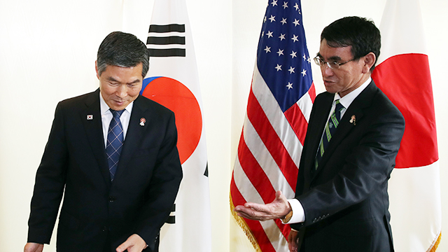 ▲ 정경두 국방부 장관(왼쪽)과 고노 다로(河野太郞) 일본 방위상. ⓒ연합뉴스