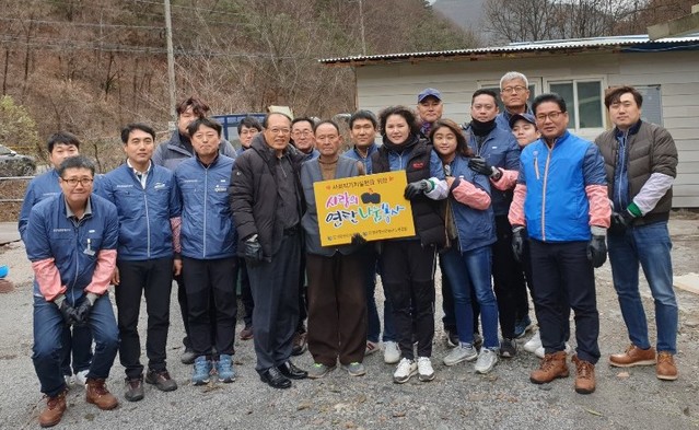 ▲ 단양관광관리공단 장익봉 이사장(가운데)과 직원들이 연탄 나눔행사를 마치고 기념촬영을 하고 있다.ⓒ단양관광관리공단