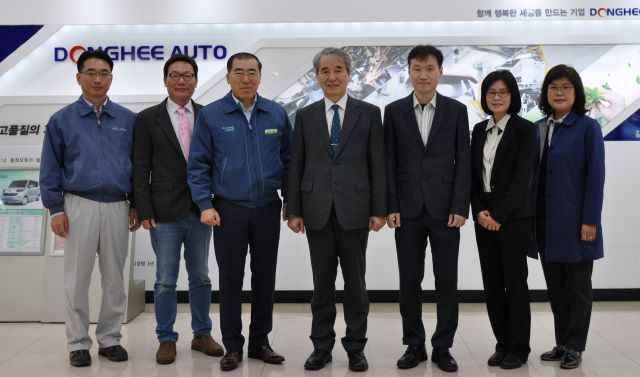 ▲ 허재영 총장(가운데)과 양승일 일자리센터장(오른쪽 세 번째) 등이 지난 13일 서산시 동희오토(주)를 방문한 가운데 박광식 대표(왼쪽 세 번째) 등 관계자와 만나 기념사진을 촬영하고 있다.ⓒ충남도립대