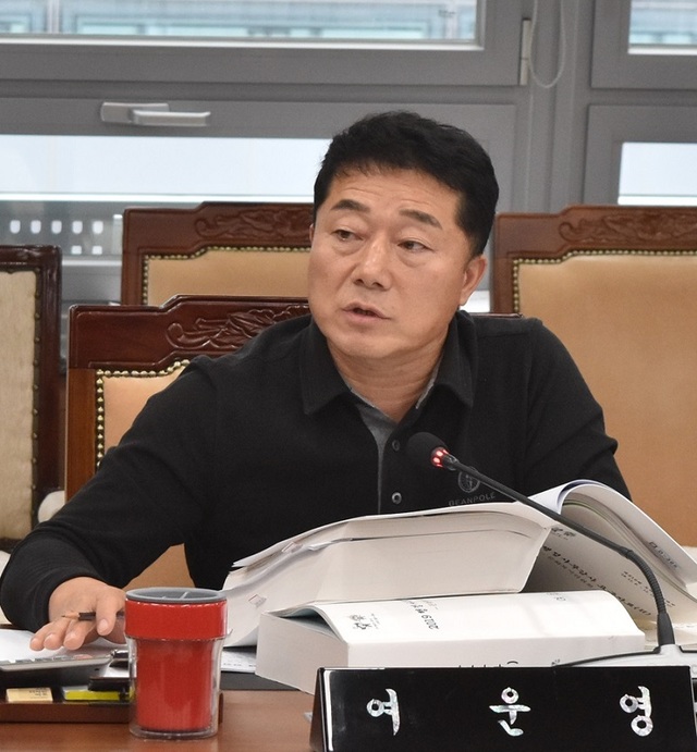 ▲ 여운영 충남도의원이 19일 계룡세계군문화엑스포조직위원회에 대한 행정사무감사에서 질의를 하고 있다.ⓒ충남도의회