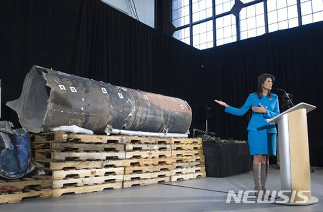 ▲ 니키 헤일리 전 유엔주재 미국대사가 후티 반군이 사우디아라비아를 공격할 때 썼던 탄도미사일 잔해에 대해 설명하고 있다. 이 탄도미사일은 북한제로 알려져 있다. ⓒ뉴시스. 무단전재 및 재배포 금지.