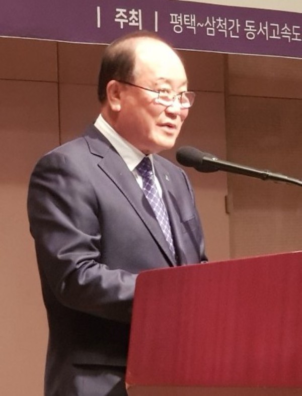 ▲ 류한우 평택∼삼척간 동서고속도로 추진협의회장(충북 단양군수)이 개회사를 하고 있다. 류 회장은 
