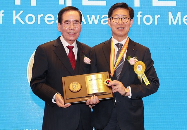 ▲ 양승조 충남도지사가 19일 국민일보 컨벤션센터에서 열린 제1회 대한민국 위대한 국민대상에서 지역복지대상 중 최우수상을 받았다. ⓒ충남도