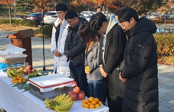 ▲ 오송첨단의료산업진흥재단은 19일 재단 임직원 및 입주기업 관계자 등 100여명이 참석한 가운데 실험동물센터 추모비 앞에서 제6회 실험동물 생명존중의 날 행사를 개최했다.ⓒ오송첨단의료산업진흥재단