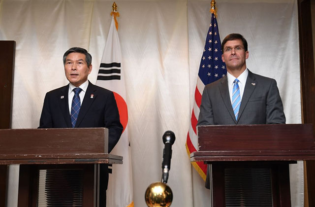 ▲ 지난 17일 태국 방콕에서 회담을 갖고 한미연합공중훈련을 무기한 연기하기로 한 한미 국방장관. ⓒ연합뉴스. 무단전재 및 재배포 금지.