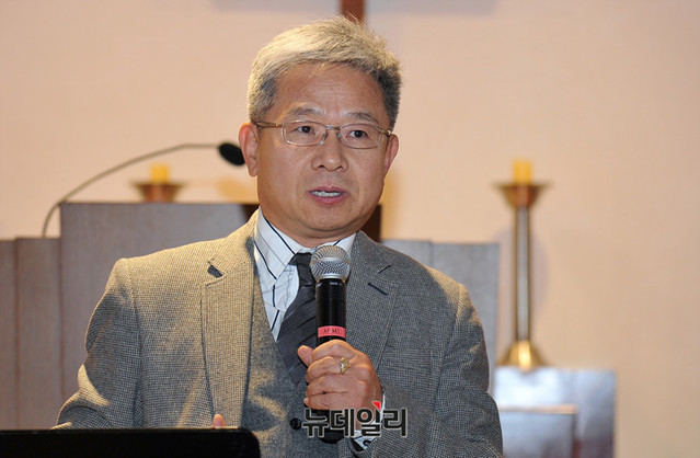 ▲ 서울 중구 정동제일교회 아펜젤러홀에서 제105회 이승만 포럼이 개최됐다. 이날 포럼은 김철홍(사진) 장로회신학대학 교수가 ‘우남 이승만의 기독교 개종과 기독교가 그의 정치사상에 준 영향’에 대해 강연했다. ⓒ이기륭 기자