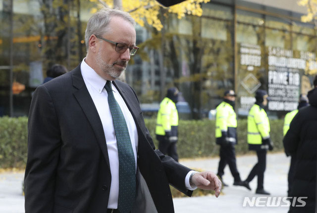 ▲ 서울 용산구 남영동 아메리칸 센터에서 약식 기자회견을 마치고 나오는 제임스 드하트 미국 측 방위비 분담금 협상대표. ⓒ뉴시스. 무단전재 및 재배포 금지.