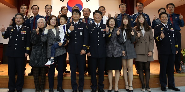 ▲ 민갑룡 경찰청장은 19일 충북경찰청을 방문, 특별승진자에게 임용장을 전달한 뒤 가족들과 기념촬영을 하고 있다.ⓒ충북지방경찰청