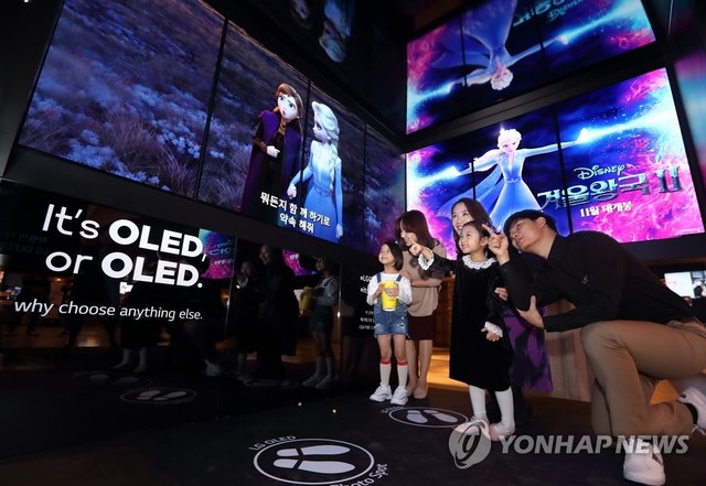 ▲ 사진은 LG디스플레이가 CJ CGV와 제휴를 맺고 마련한 OLED 체험 부스에서 관람객들이 체험 부스에서 OLED의 화질을 즐기고 있는 모습. OLED 체험 부스는 내년 2월까지 CGV용산아이파크몰, 영등포, 왕십리, 여의도 등 4개 극장 로비에서 만나볼 수 있다.
ⓒ연합뉴스