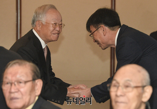 ▲ 김상조 청와대 정책실장(오른쪽)이 20일 서울 중구 웨스틴조선호텔에서 열린 경총 정책간담회에서 손경식 경총 회장에 머리 숙여 인사하고 있다. ⓒ박성원 기자