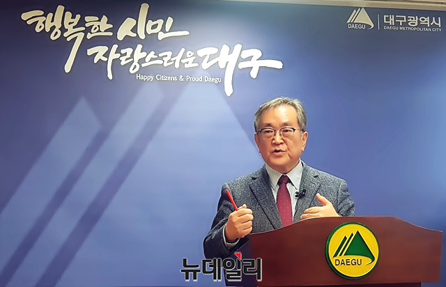 ▲ 김태일 대구신청사공론화위원장이 20일 오전 시민참여단 구성방법 등 일정을 브리핑하고 있다.ⓒ뉴데일리