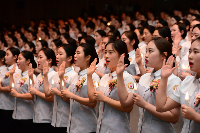 ▲ 대구보건대학교 인당아트홀에서 열린 ‘제21회 나이팅게일 선서식’에서 간호학과 재학생들이 나이팅게일 선서를 하고 있다.ⓒ대구보건대