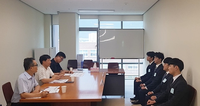 ▲ 영남이공대 일자리센터가 7명 전문 컨설턴트를 중심으로 산학협력교육중점교수들이 맞춤식 취업지도와 면접지원 서비스를 실시하고 있다.ⓒ영남이공대