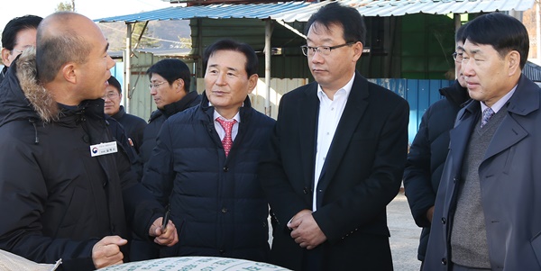 ▲ 김항섭 청주부시장이 20일 충북 청주시 상당구 미원면 내산리 공공비축미 매입현장을 찾았다.ⓒ청주시
