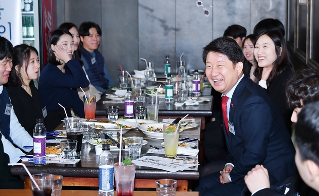 ▲ 대구시는 20일 정오 대구 동성로에서 90년대생 직원 15명과 ‘소통과 공감’의 장을 진행했다.ⓒ대구시