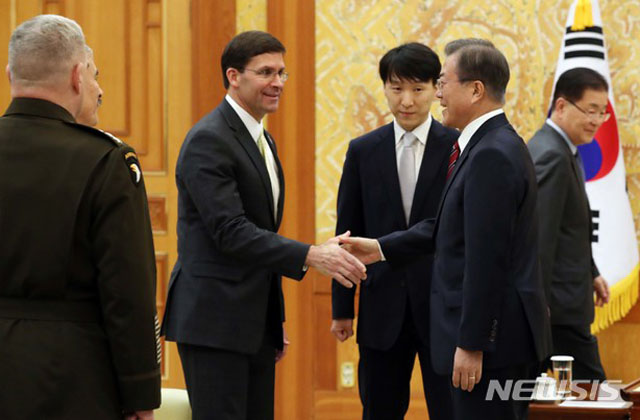 ▲ 지난 15일 청와대를 찾아 문재인 대통령과 만난 마크 에스퍼 미국 국방장관. ⓒ뉴시스. 무단전재 및 재배포 금지.
