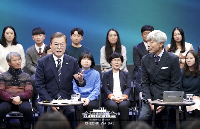 ▲ 문재인 대통령이 19일 오후 서울 상암동 MBC 사옥에서 진행된 '국민과의 대화'에서 발언하고 있다. ⓒ청와대