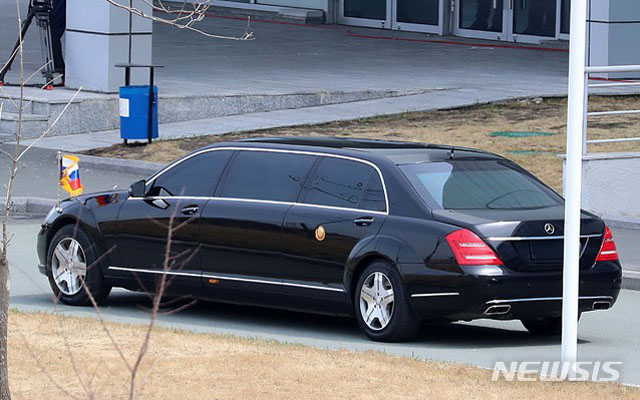 ▲ 지난해 판문점 남북정상회담 당시 김정은이 타고 온 벤츠 풀먼가드 리무진. 이것도 통치자금으로 산 차라고 보면 된다. ⓒ뉴시스. 무단전재 및 재배포 금지.