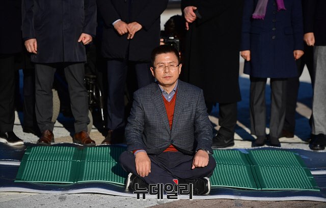 ▲ 황교안 자유한국당 대표가 20일 오후 청와대 앞 분수대광장에서 문재인 정부의 총체적 국정실패와 관련해 무기한 단식 투쟁에 들어갔다. ⓒ정상윤 기자