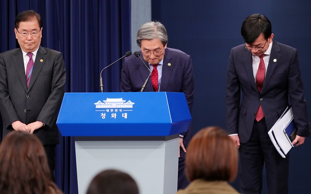 ▲ 정의용(왼쪽부터) 국가안보실장, 노영민 대통령 비서실장, 김상조 정책실장이 10일 오후 청와대 춘추관 브리핑실에서 열린 기자간담회에 참석해 인사하고 있다. ⓒ뉴시스