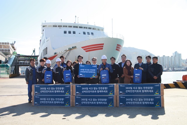 ▲ 현대글로비스는 여객선 이용객의 안전을 위해 선박안전용품을 제작해 기증했다고 21일 밝혔다. 전날 열린 전달식에서 현대글로비스 관계자가 카페리 운용 여객선사 엠에스페리에 선박안전용품을 전달한 후 기념촬영을 하고 있다.ⓒ현대글로비스
