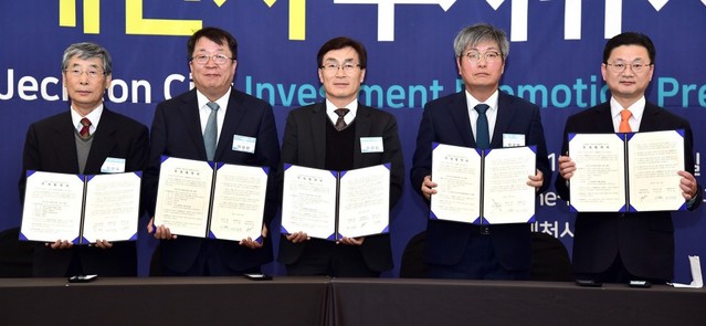 ▲ 이상천 제천시장(왼쪽 두번째)이 지난 19일 서울에서 열린 투자유치설명회에서 자동차부품 기업인 디앨(주)와 바이오기업 (주)블랙트리와 500억 규모의 투자협약을 약속받고 관계자들과 기념촬영을 하고 있다.ⓒ제천시