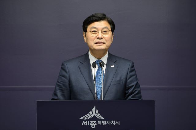 ▲ 이춘희 시장이 21일 정례브리핑을 통해 “세종시가 복합커뮤니티센터를 내년부터 전문인력을 배치하는 등 운영방식을 대폭 개선키로 했다”고 밝히고 있다.ⓒ세종시