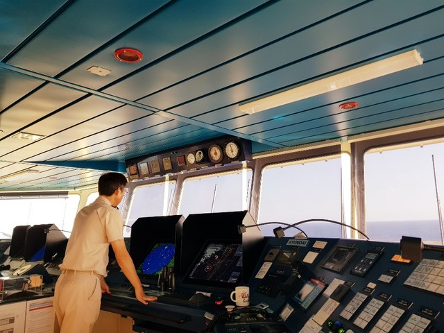 ▲ 선교에서 배를 운항하고 있는 이희교 현대리스펙트호 선장.ⓒ엄주연 뉴데일리경제 기자