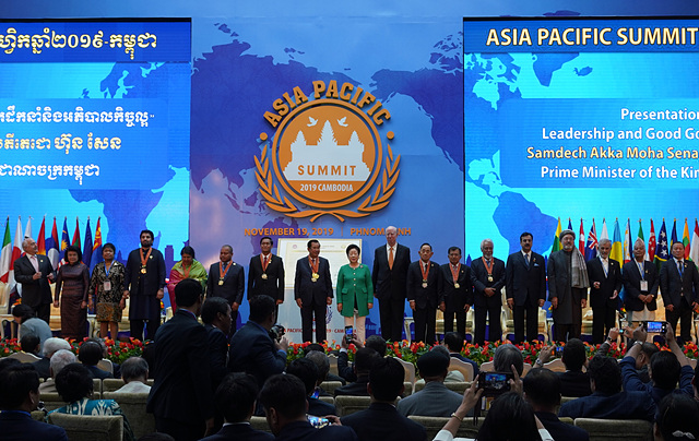 ▲ 세계평화통일가정연합의 민간기구 천주평화연합(UPF)이 주최하는 '아시아·태평양 서밋'이 지난 18~21일까지 나흘간 캄보디아 수도 프놈펜에서 개최됐다. 사진은 아시아·태평양 서밋에 참석한 전·현직 정상들의 모습. ⓒ천주평화연합