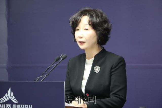 ▲ 송아영 자유한국당 세종시당 위원장이 21일 세종시 브리핑룸에서 기자회견을 열어 ‘논없는 중앙공원의 조속한 조성’과 ‘세종보의 수문을 닫아 당초 목적했던 원래의 도시기능을 회복시킬 것’을 강력 촉구하고 있다.ⓒ김동식 기자