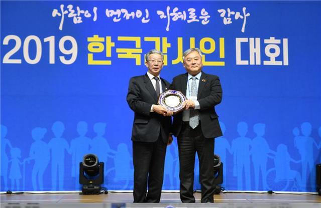 ▲ 이재강 HUG 상근감사위원(오른쪽)이 한국감사협회로부터 '내부감사' 부문 최우수기관상을 수상한 후 기념촬영을 하고 있다.ⓒHUG