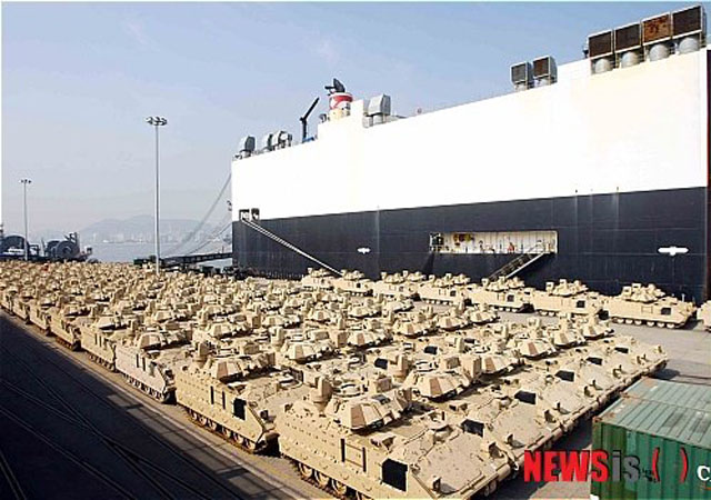 ▲ 2011년 10월 주한미군이 사용하기 위해 들여온 M2A3 브래들리 보병전투차. 1개 여단이 쓰는 양으로 100여 대다. 미군은 전투장비는 한국에 그대로 두고 병력만 순환배치하고 있다. ⓒ뉴시스. 무단전재 및 재배포 금지.