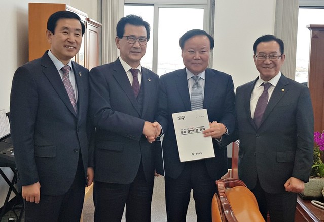 ▲ 조길형 충주시장(왼쪽)과 이시종 충북지사(왼쪽 두번째)가 지난 20일 국회를 방문해 이종배 예결위 간사와 김재원 예결위원장에게 충북 현안사업 건의서를 전달하고 기념촬영을 하고 있다.ⓒ충주시