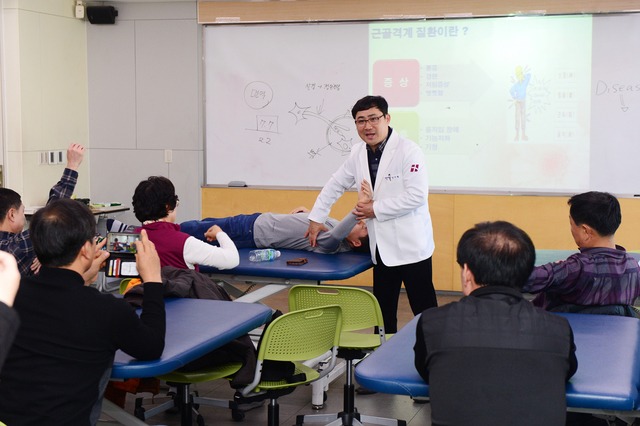 ▲ 19일 대구보건대학교 연마관 물리치료과 실습실에서 전임 교수가 중앙교육연수원 고급관리자 과정 연수생을 대상으로 물리치료사 전공 체험을 진행하고 있다.ⓒ대구보건대